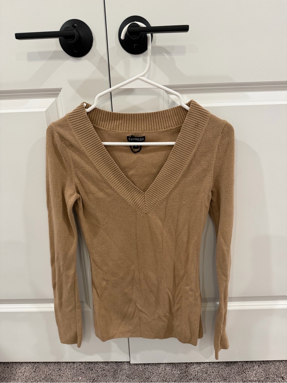 Women’s V-Neck Long Sleeve Sweater - Camel Size Medium EUC - Picture 2 of 5